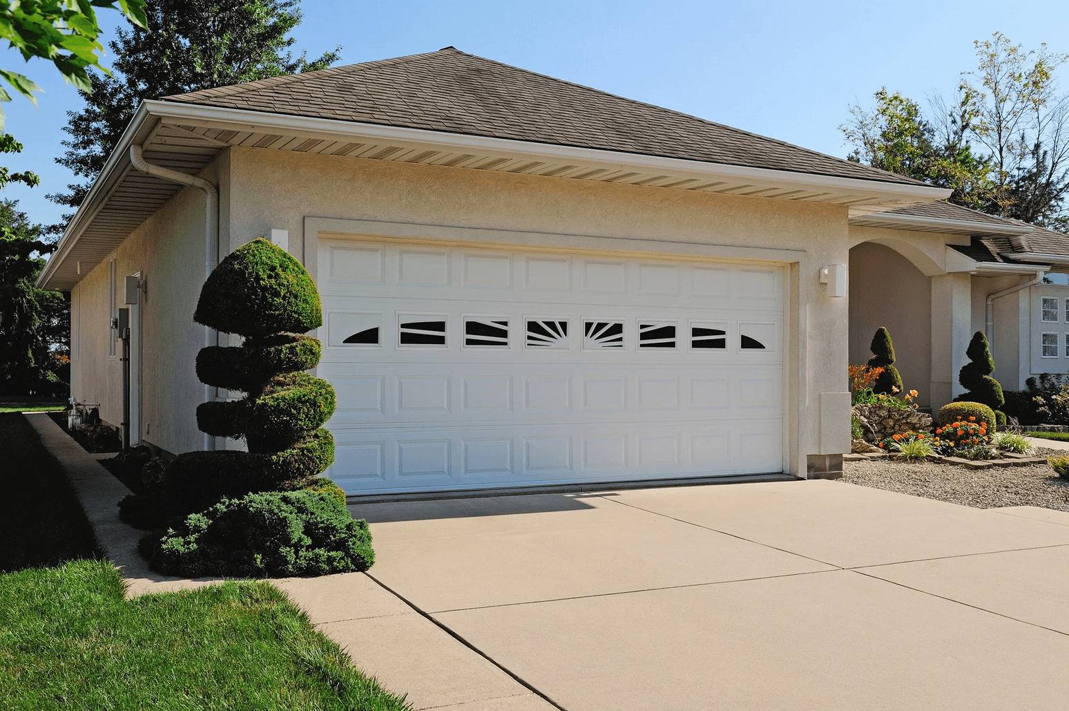 Add depth to your garage door with C.H.I.’s raised panel design, available in both short and long panel options.