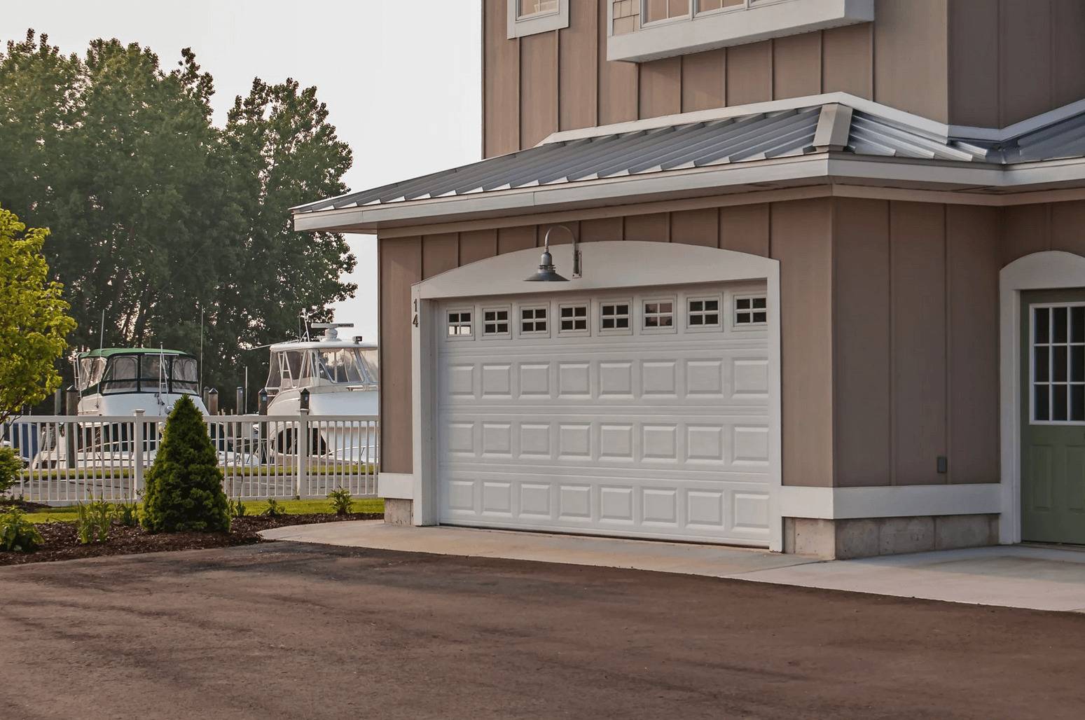 Add depth to your garage door with C.H.I.’s raised panel design, available in both short and long panel options.